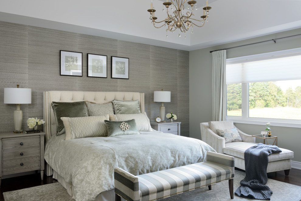 На фото: хозяйская спальня среднего размера в стиле неоклассика (современная классика) с серыми стенами, темным паркетным полом и коричневым полом без камина