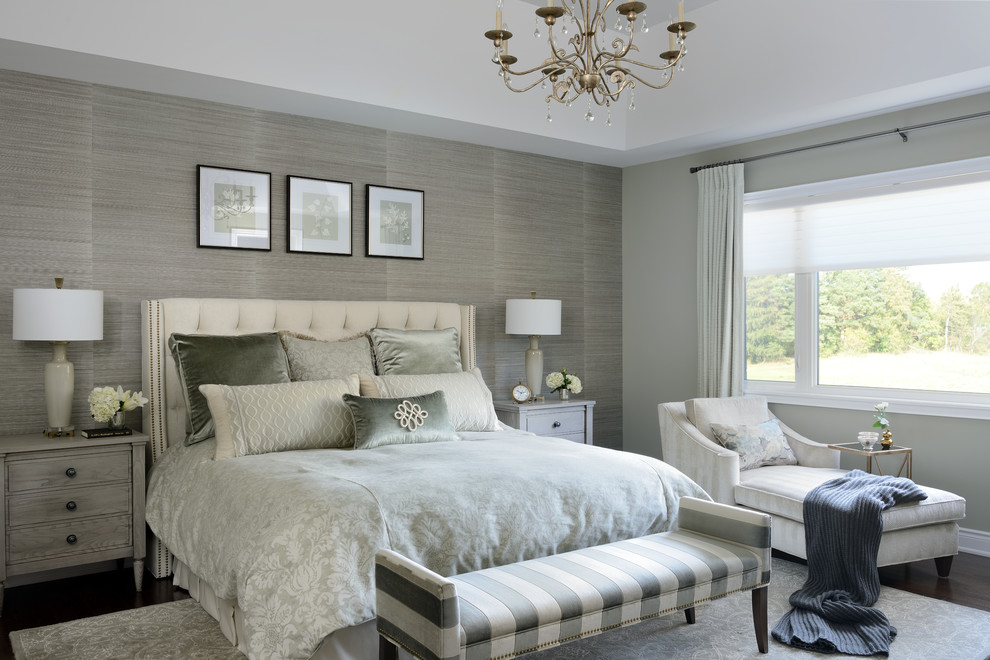 Imagen de dormitorio principal clásico renovado de tamaño medio sin chimenea con paredes grises, suelo de madera oscura y suelo marrón