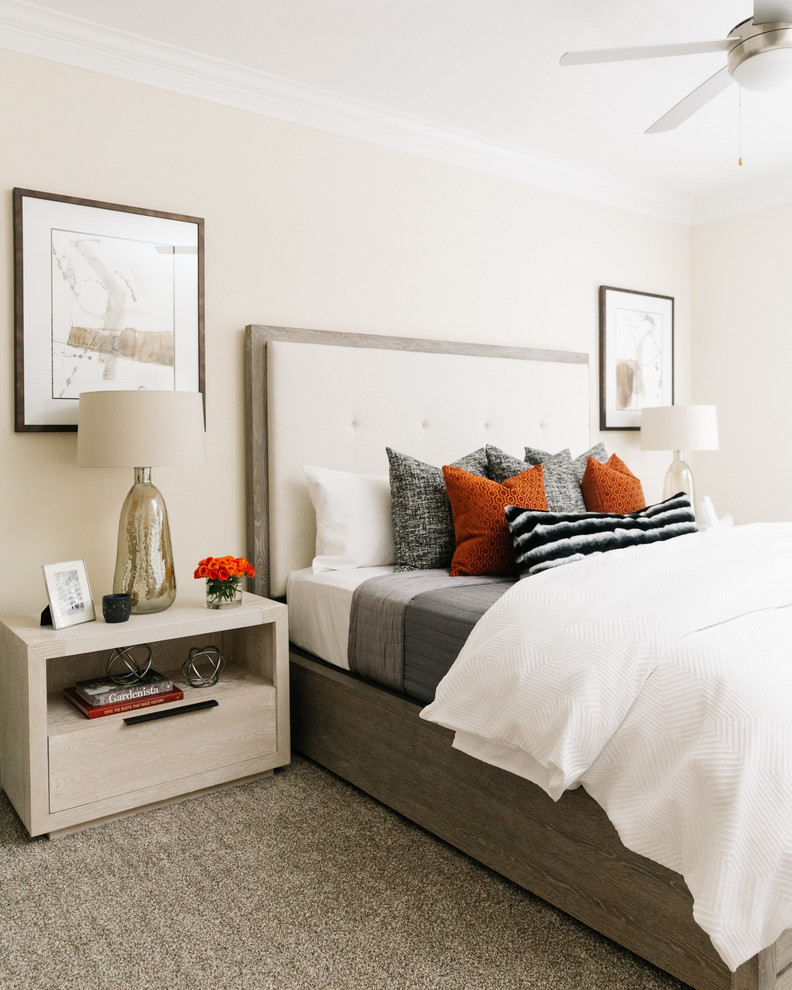 Пример оригинального дизайна: спальня в стиле неоклассика (современная классика) с бежевыми стенами, ковровым покрытием и серым полом