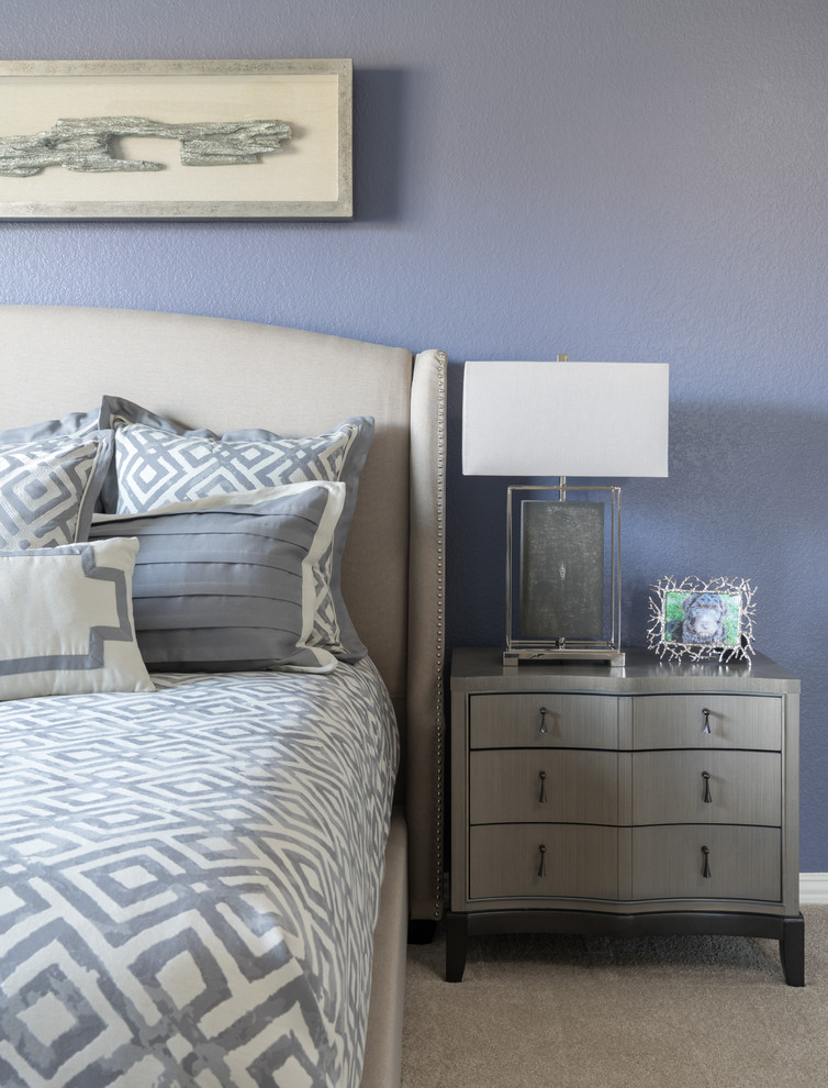 Пример оригинального дизайна: хозяйская спальня среднего размера в стиле неоклассика (современная классика) с серыми стенами, ковровым покрытием и бежевым полом