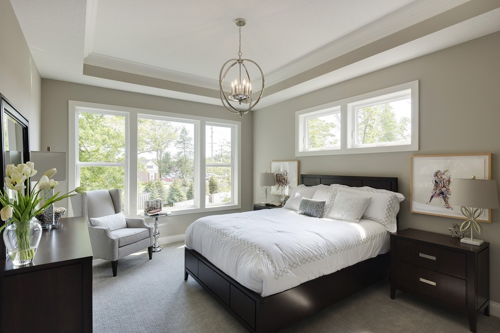 Klassisches Schlafzimmer mit beiger Wandfarbe, Teppichboden und grauem Boden in Minneapolis