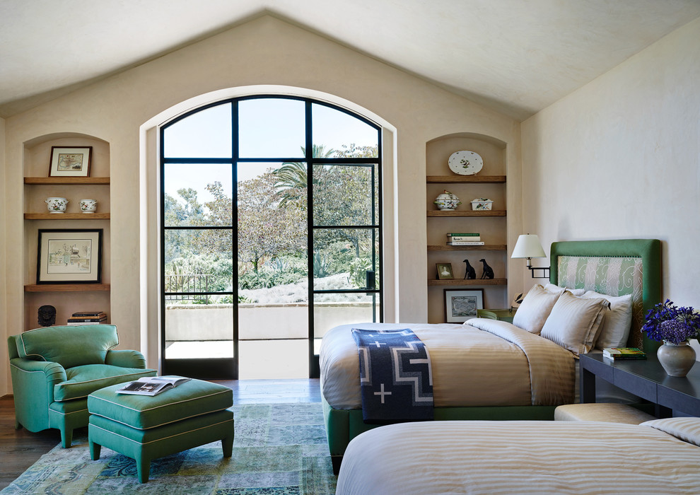 Diseño de habitación de invitados mediterránea con paredes beige y suelo de madera en tonos medios