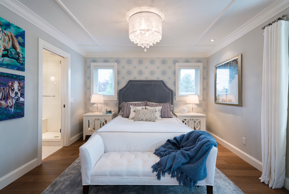 Свежая идея для дизайна: хозяйская спальня среднего размера в стиле неоклассика (современная классика) с серыми стенами и паркетным полом среднего тона без камина - отличное фото интерьера