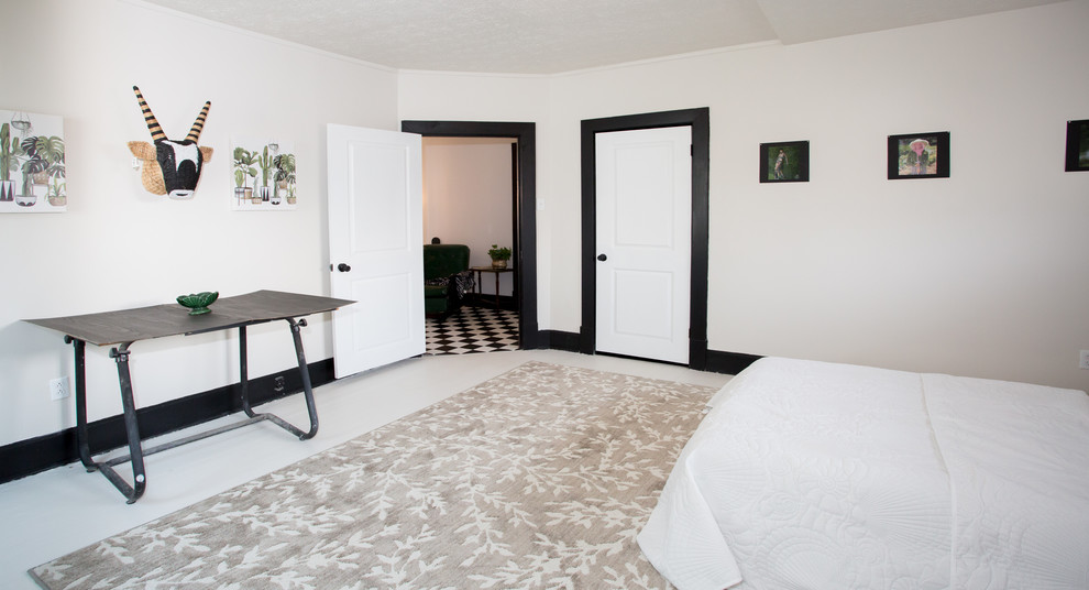 Foto di una grande camera degli ospiti tradizionale con pareti bianche, pavimento in legno verniciato e pavimento bianco