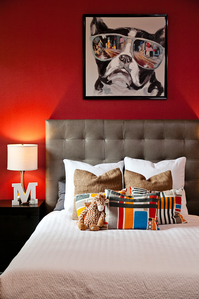 Пример оригинального дизайна: хозяйская спальня среднего размера в стиле фьюжн с красными стенами без камина