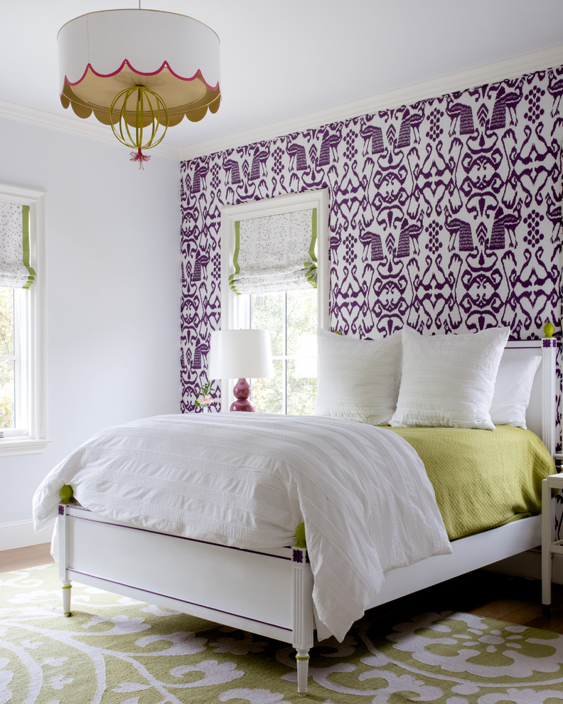На фото: спальня в стиле неоклассика (современная классика) с фиолетовыми стенами и темным паркетным полом с