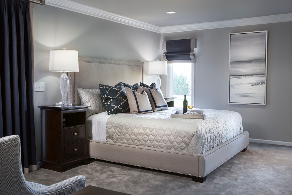 Diseño de dormitorio principal clásico renovado de tamaño medio sin chimenea con paredes grises y moqueta