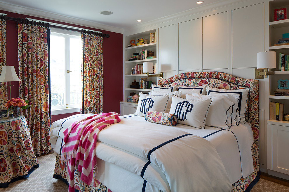 Diseño de dormitorio principal tradicional renovado de tamaño medio sin chimenea con paredes rojas