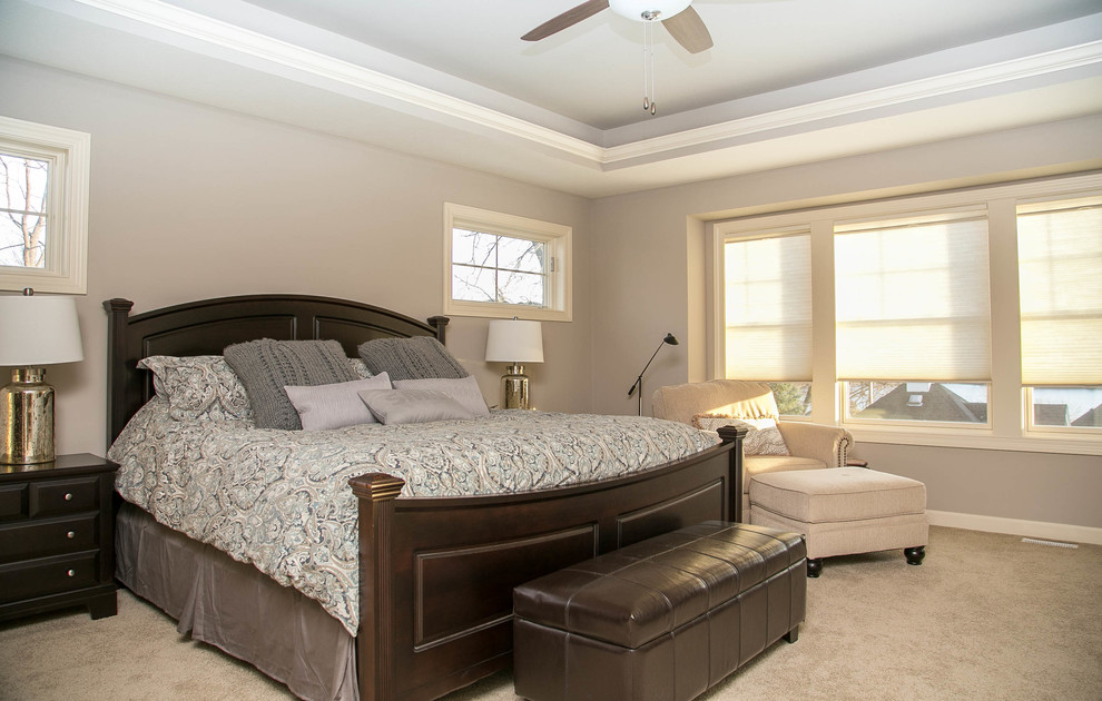 Imagen de dormitorio principal tradicional renovado con paredes grises y moqueta