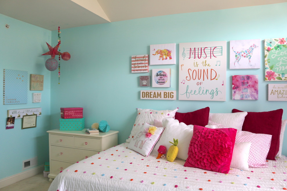 Réalisation d'une chambre avec moquette minimaliste de taille moyenne avec un mur bleu.