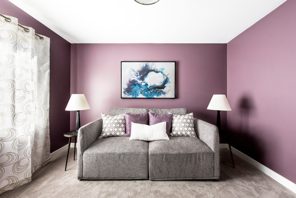 Foto di una piccola camera degli ospiti classica con pareti viola, moquette e pavimento grigio