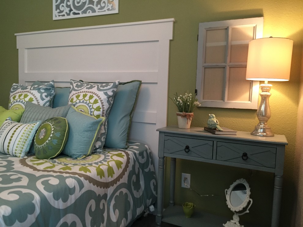 На фото: гостевая спальня среднего размера, (комната для гостей) в стиле кантри с разноцветными стенами и ковровым покрытием без камина