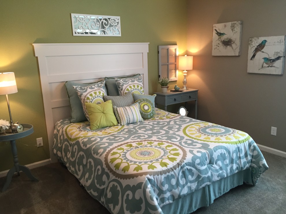 Идея дизайна: гостевая спальня среднего размера, (комната для гостей) в стиле кантри с разноцветными стенами и ковровым покрытием без камина