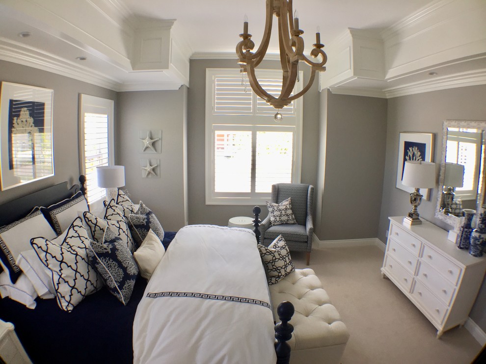 Стильный дизайн: хозяйская спальня среднего размера в морском стиле с серыми стенами, ковровым покрытием и бежевым полом - последний тренд