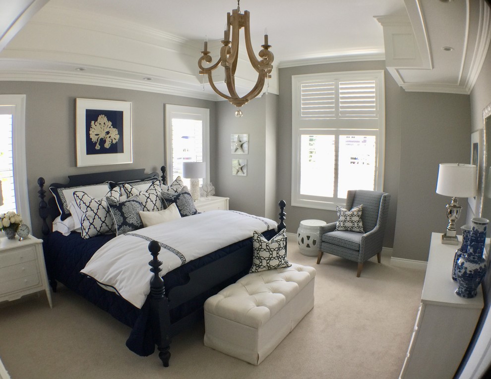 На фото: хозяйская спальня среднего размера в морском стиле с серыми стенами, ковровым покрытием и бежевым полом