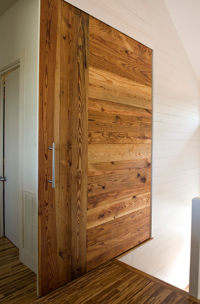 Kleines Modernes Hauptschlafzimmer ohne Kamin mit weißer Wandfarbe und Bambusparkett in Austin