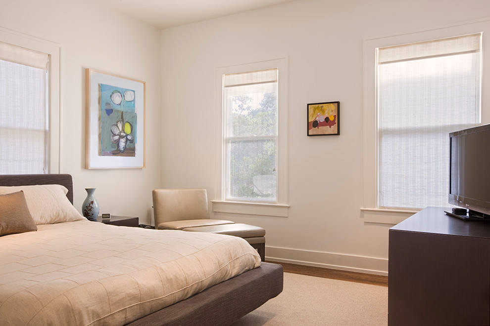 Klassisches Schlafzimmer mit weißer Wandfarbe in Austin