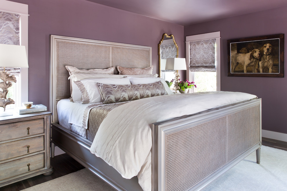 オースティンにある中くらいなトランジショナルスタイルのおしゃれな主寝室 (紫の壁、濃色無垢フローリング、暖炉なし)