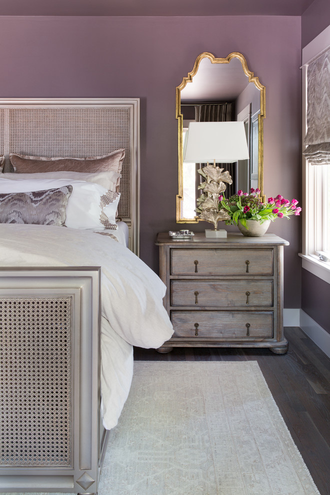 オースティンにある中くらいなトランジショナルスタイルのおしゃれな主寝室 (紫の壁、淡色無垢フローリング、茶色い床) のレイアウト