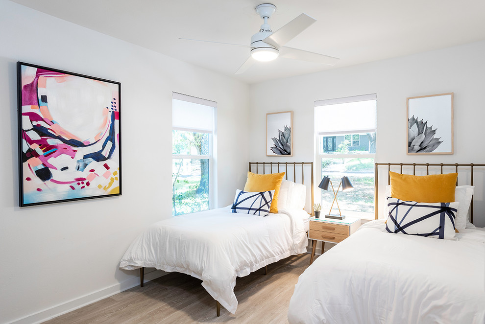 オースティンにある中くらいなトランジショナルスタイルのおしゃれな客用寝室 (白い壁、淡色無垢フローリング、ベージュの床) のインテリア