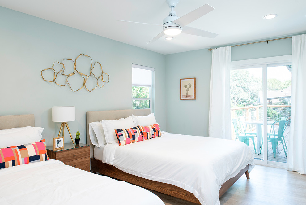 Стильный дизайн: гостевая спальня (комната для гостей), среднего размера в стиле неоклассика (современная классика) с синими стенами, светлым паркетным полом и бежевым полом - последний тренд