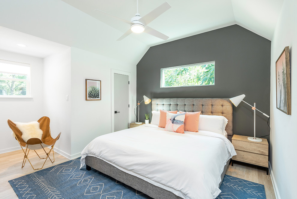 На фото: хозяйская спальня среднего размера в стиле неоклассика (современная классика) с белыми стенами, светлым паркетным полом и бежевым полом с