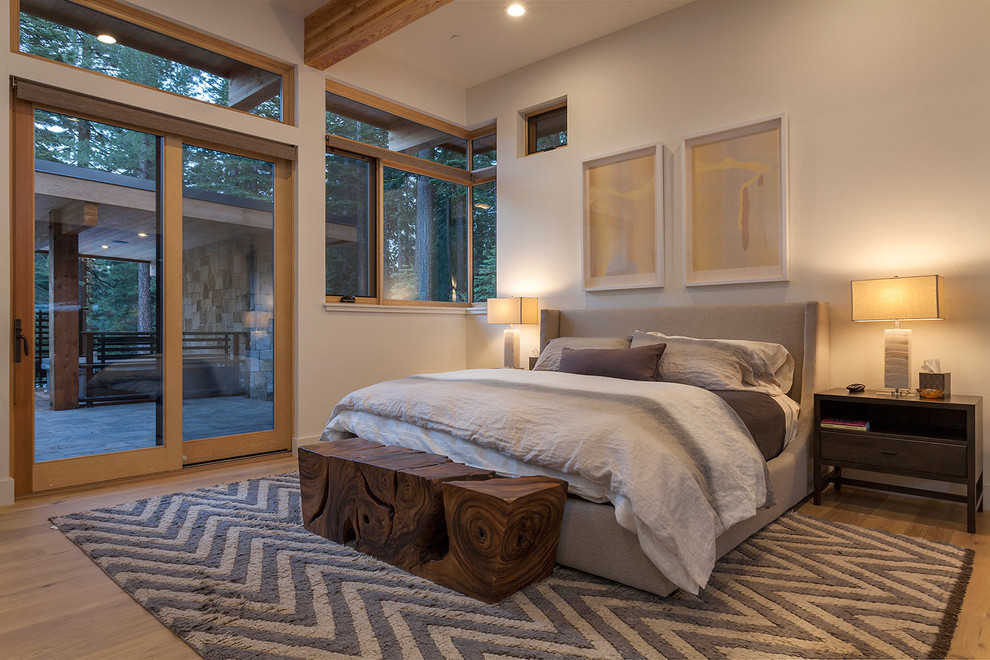 Modernes Schlafzimmer mit weißer Wandfarbe und braunem Holzboden in Sacramento