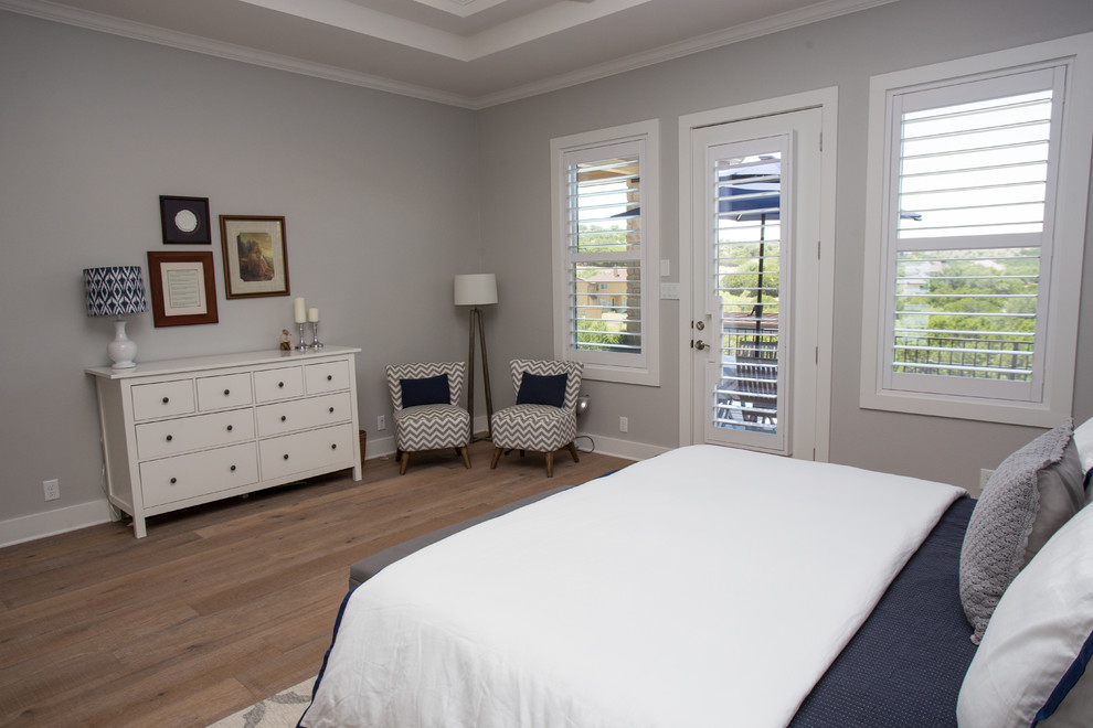 Imagen de dormitorio principal clásico renovado grande sin chimenea con paredes beige, suelo de madera clara y suelo beige