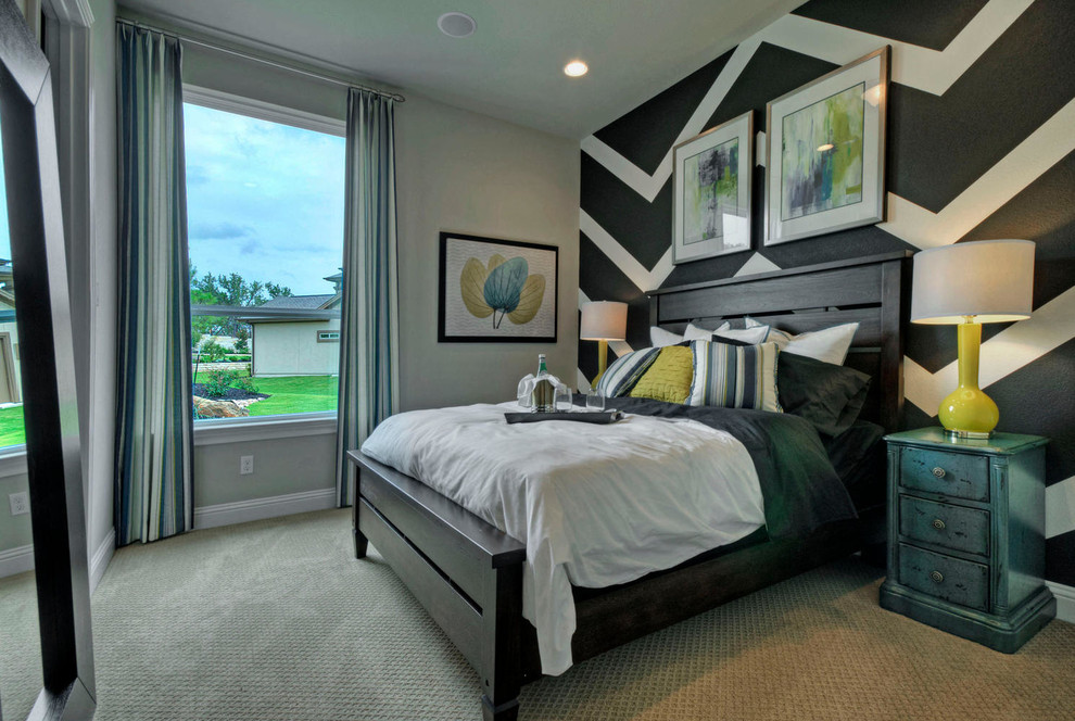 オースティンにある広いトランジショナルスタイルのおしゃれな客用寝室 (グレーの壁、カーペット敷き、暖炉なし) のインテリア
