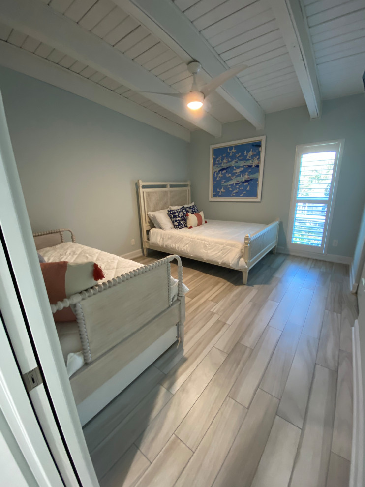 Idéer för mellanstora maritima gästrum, med blå väggar, klinkergolv i porslin och beiget golv