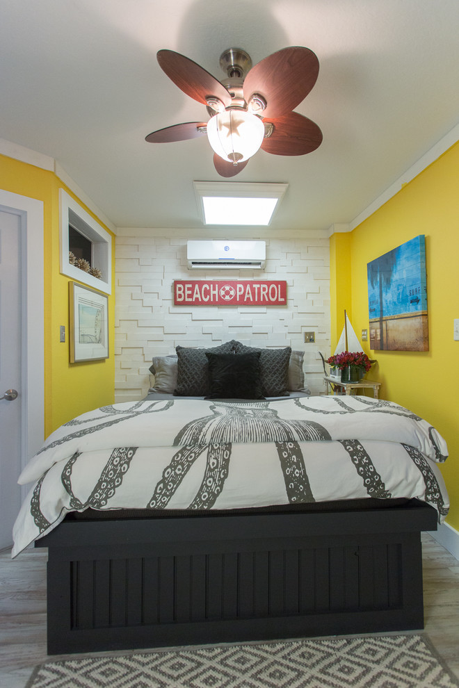 Idée de décoration pour une chambre d'amis marine de taille moyenne avec un mur jaune, parquet clair et un sol blanc.