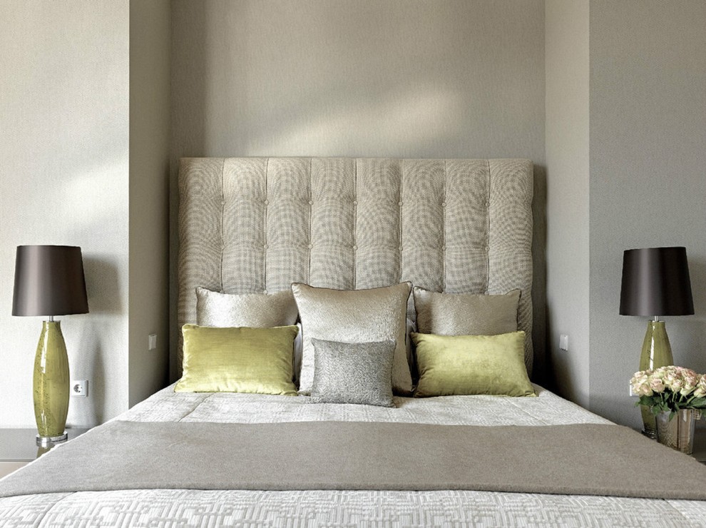 Пример оригинального дизайна: спальня в стиле ретро с серыми стенами