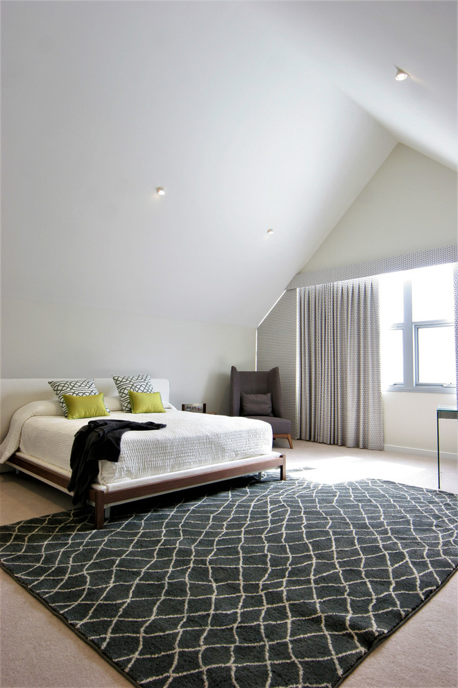 На фото: огромная спальня на антресоли в стиле модернизм с белыми стенами, ковровым покрытием и серым полом с