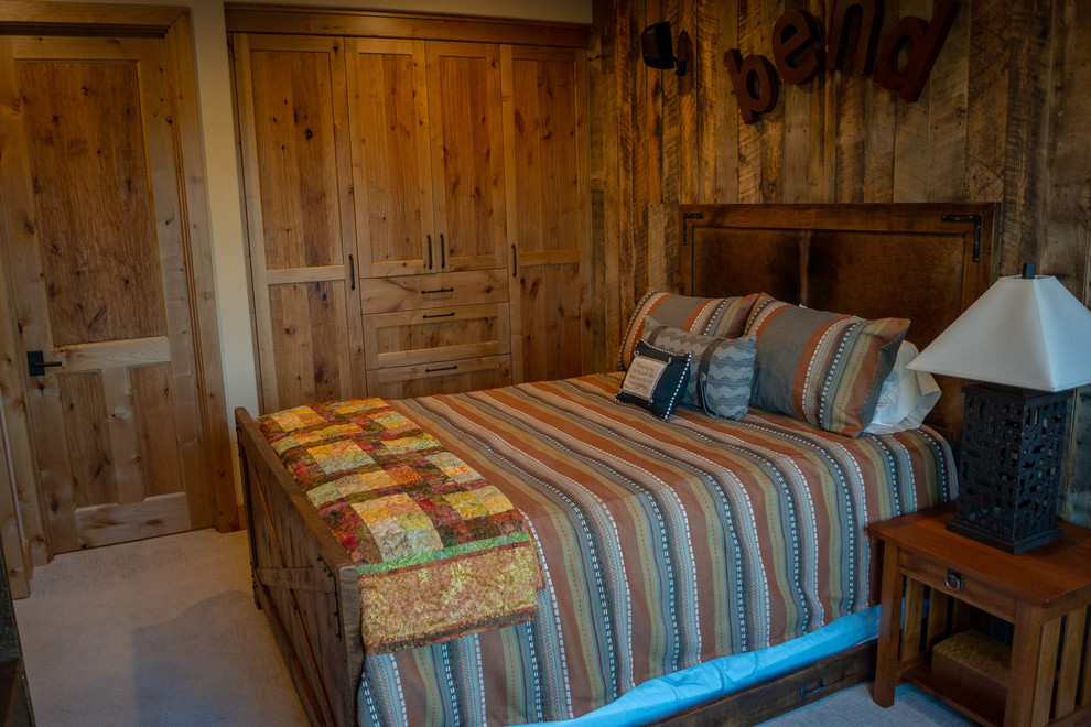 Ispirazione per una grande camera degli ospiti stile rurale con pareti marroni, moquette e pavimento beige