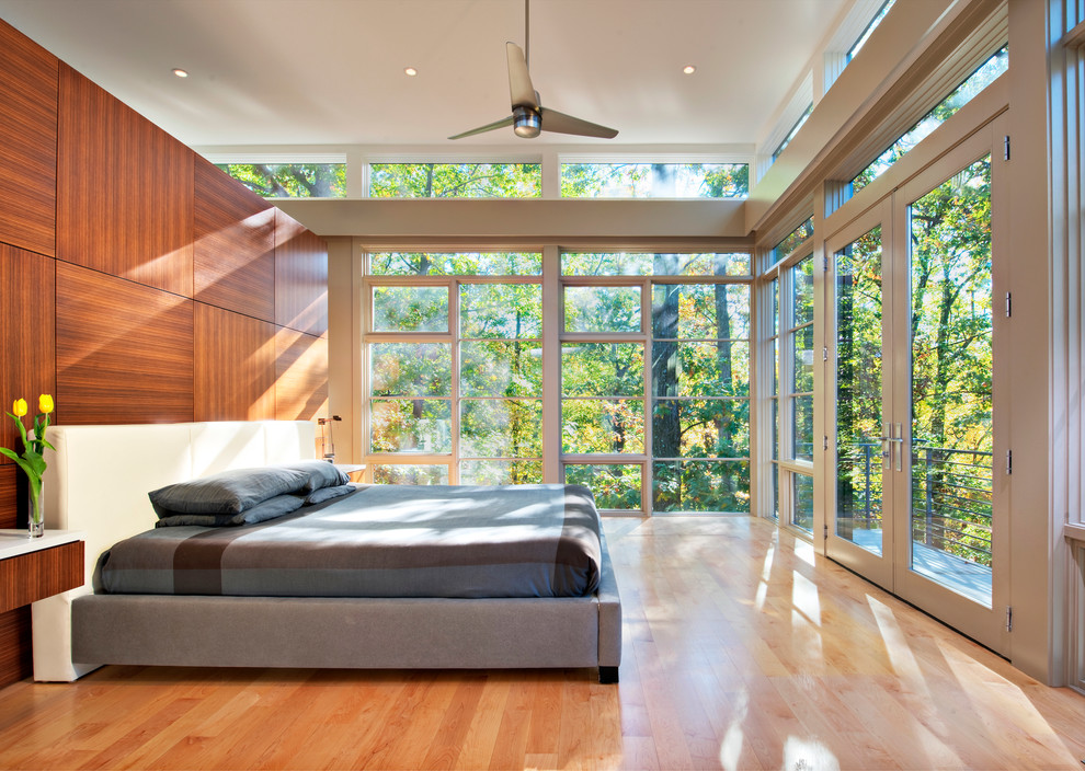 Diseño de dormitorio contemporáneo con suelo de madera clara