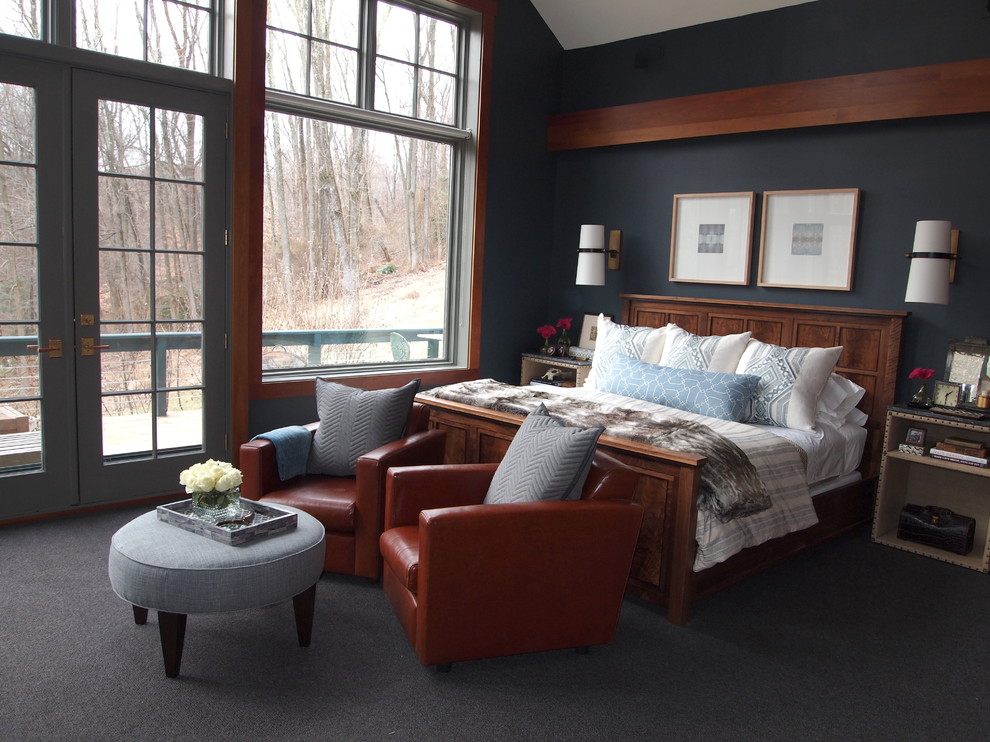 Идея дизайна: спальня в стиле неоклассика (современная классика) с синими стенами и ковровым покрытием