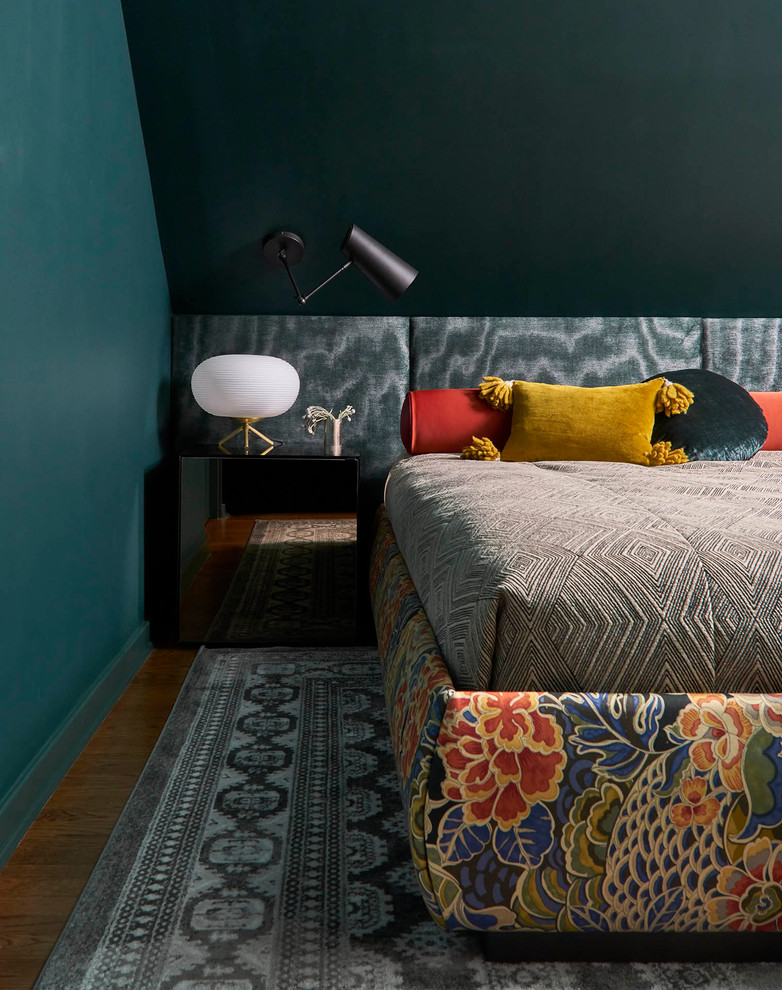 Стильный дизайн: хозяйская спальня среднего размера в стиле фьюжн с зелеными стенами и паркетным полом среднего тона - последний тренд