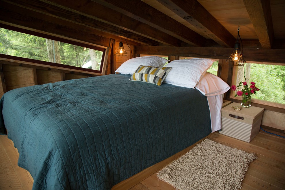 Kleines Uriges Schlafzimmer mit brauner Wandfarbe und hellem Holzboden in Seattle