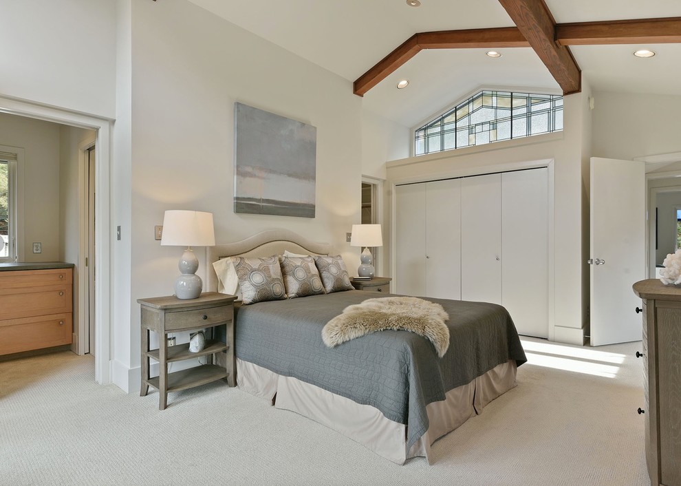 Ejemplo de dormitorio principal rural de tamaño medio con paredes blancas, moqueta y suelo gris