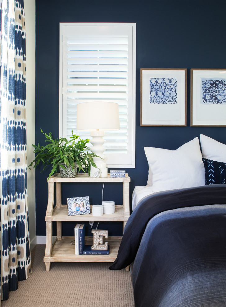 Идея дизайна: хозяйская спальня в морском стиле с синими стенами и ковровым покрытием