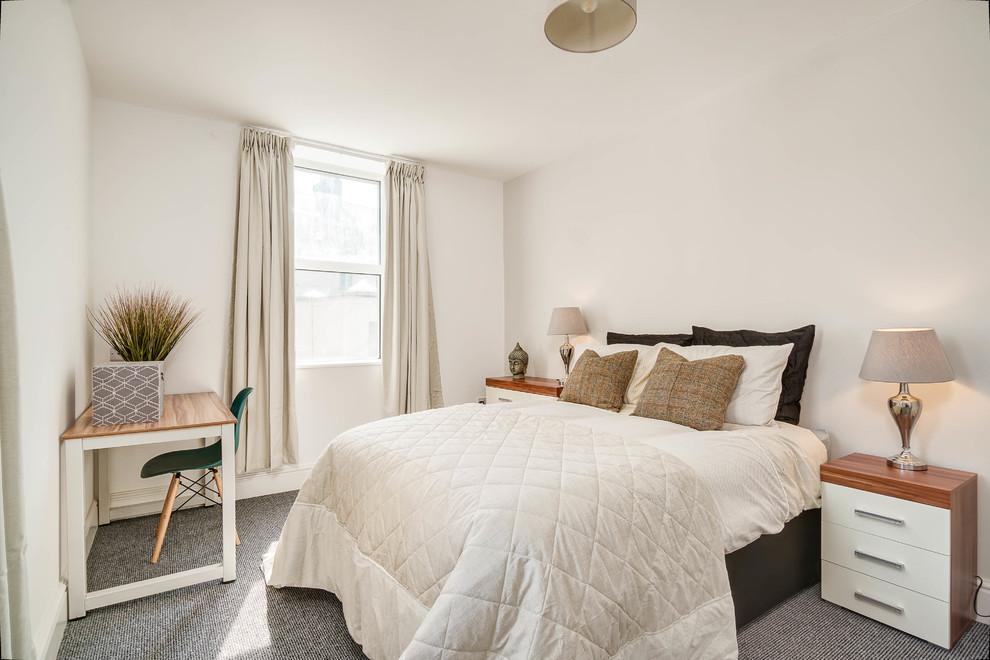 Imagen de dormitorio contemporáneo, de tamaño medio, con paredes blancas, moqueta y suelo gris