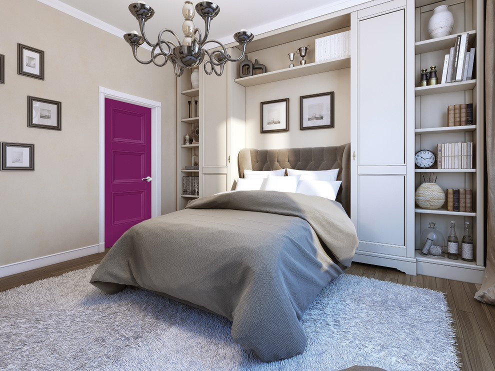 Esempio di una grande camera da letto classica con pareti beige, pavimento in legno massello medio e pavimento marrone