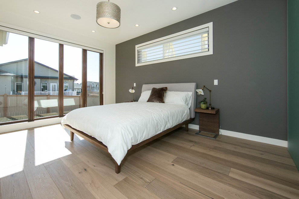 Идея дизайна: хозяйская спальня среднего размера в современном стиле с серыми стенами и светлым паркетным полом без камина