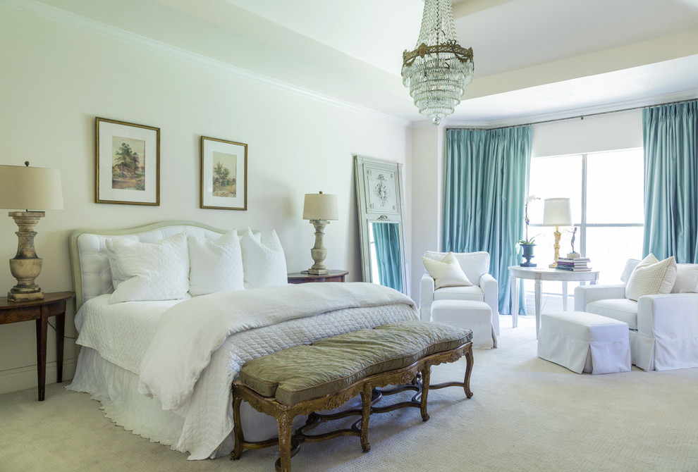 Стильный дизайн: хозяйская спальня среднего размера в классическом стиле с белыми стенами, ковровым покрытием и бежевым полом без камина - последний тренд