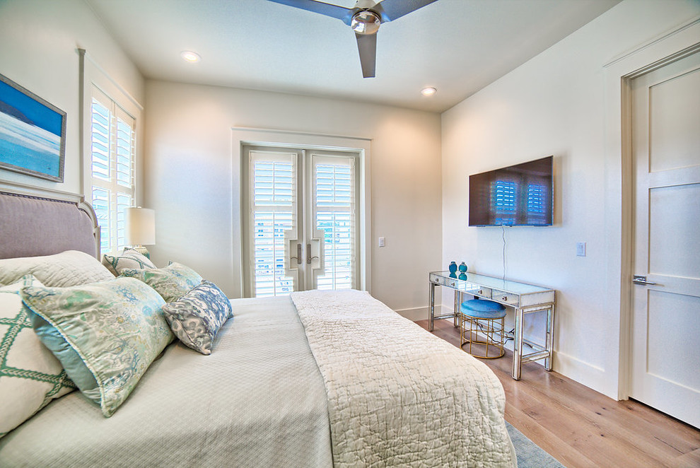 На фото: гостевая спальня среднего размера, (комната для гостей) в морском стиле с белыми стенами, паркетным полом среднего тона и коричневым полом без камина