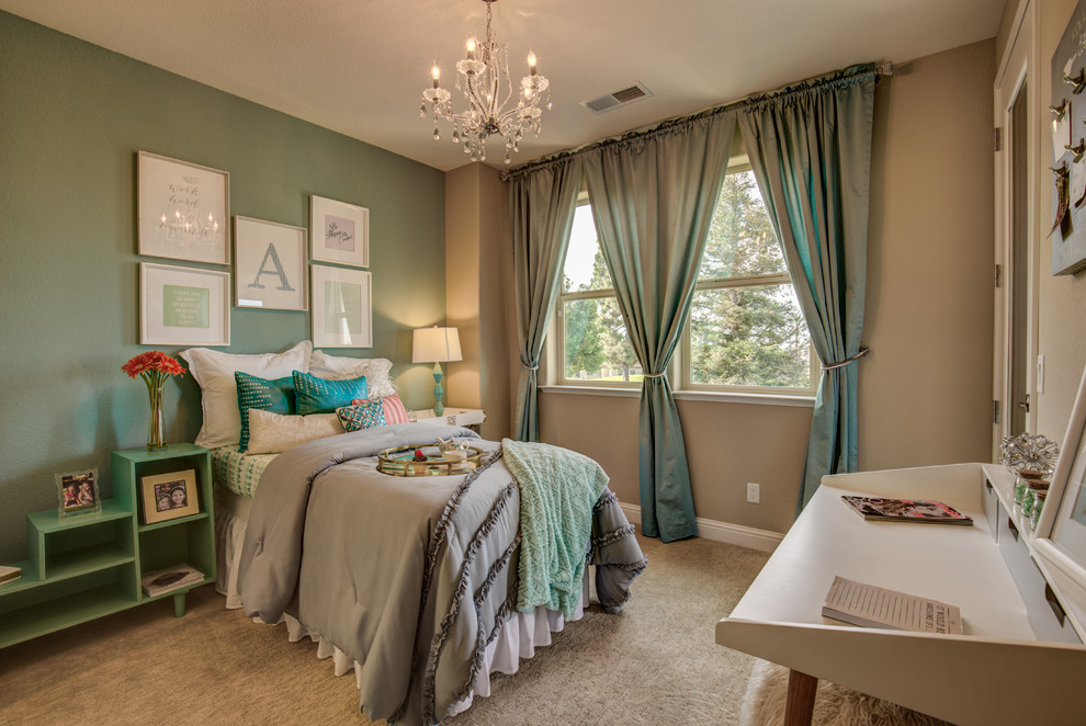 Foto de habitación de invitados vintage de tamaño medio sin chimenea con paredes azules, moqueta y suelo beige