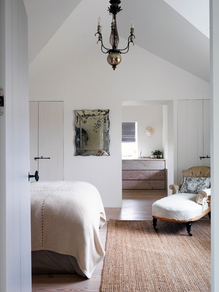 Landhausstil Schlafzimmer ohne Kamin mit weißer Wandfarbe und hellem Holzboden in London