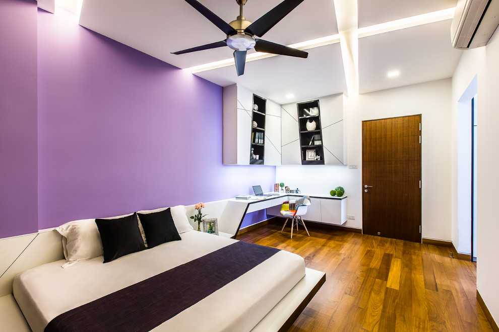 Inspiration för ett mellanstort funkis sovrum, med lila väggar och mellanmörkt trägolv
