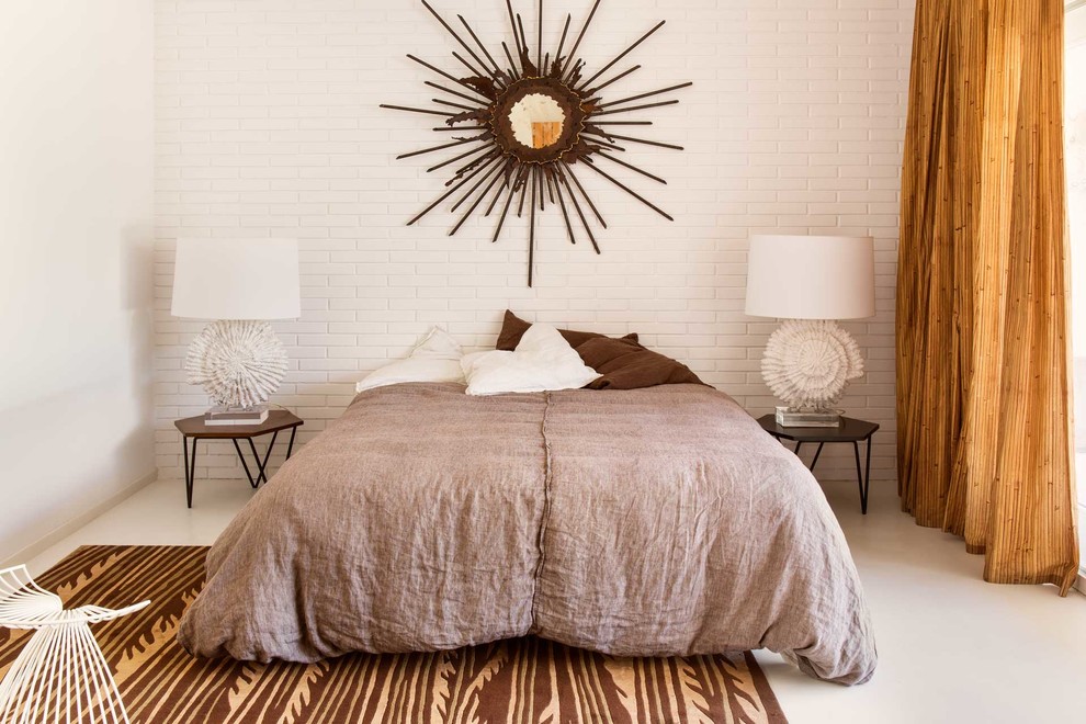 Свежая идея для дизайна: хозяйская спальня среднего размера в стиле фьюжн с белыми стенами без камина - отличное фото интерьера