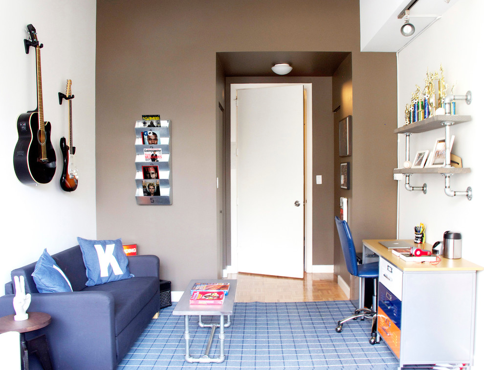 Eklektisches Schlafzimmer ohne Kamin mit brauner Wandfarbe und hellem Holzboden in New York